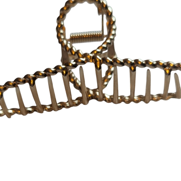 🍁 3/$15 Twisted Metal Loop Hair Clip - Picture 4 of 5